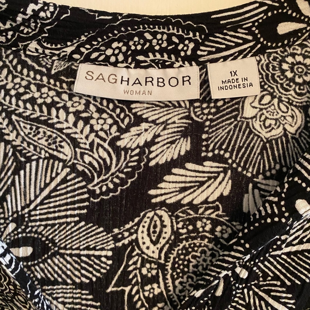 Black and White Bottom Down Blouse - Picture 2 of 3